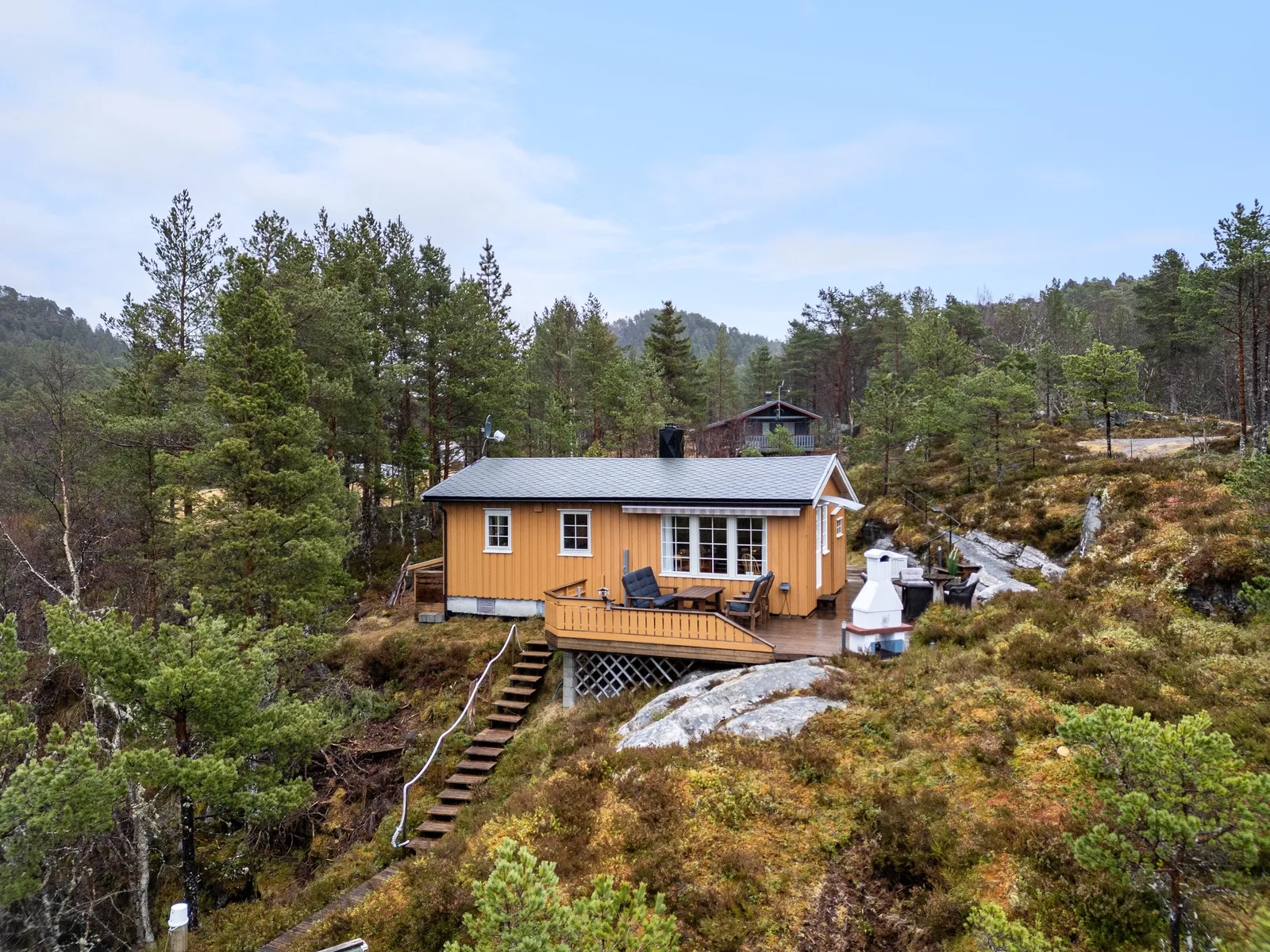 1980s Two-Bedroom Cabin with Terrace in Scenic Foldfjorden, Norway - Image 1