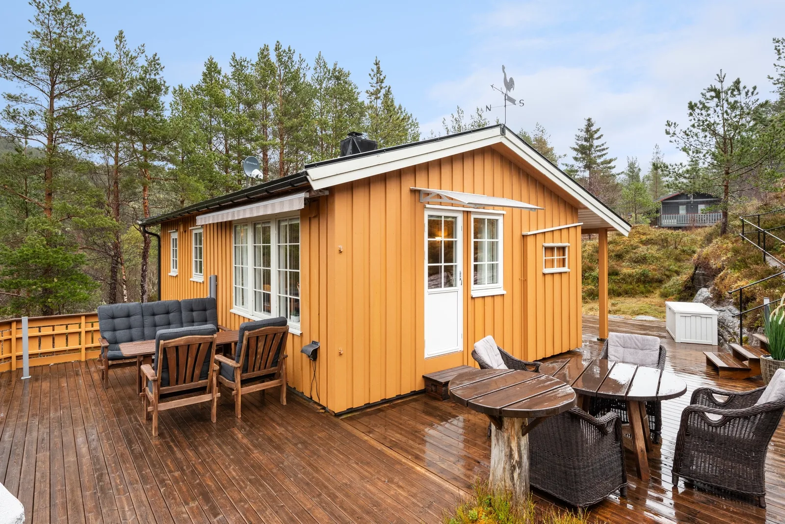 1980s Two-Bedroom Cabin with Terrace in Scenic Foldfjorden, Norway - Image 2