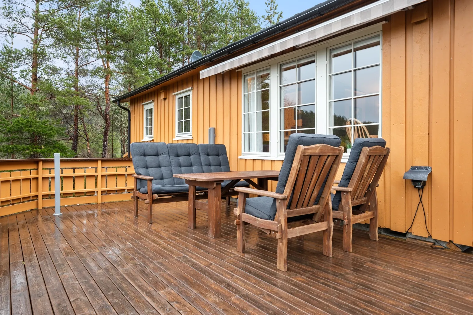1980s Two-Bedroom Cabin with Terrace in Scenic Foldfjorden, Norway - Image 3