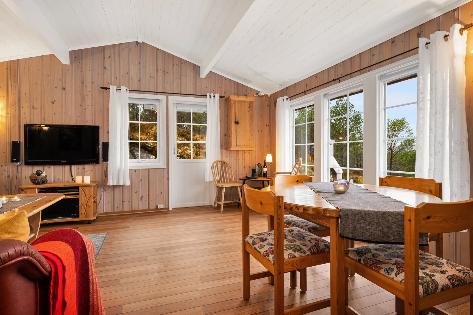 1980s Two-Bedroom Cabin with Terrace in Scenic Foldfjorden, Norway - Image 5