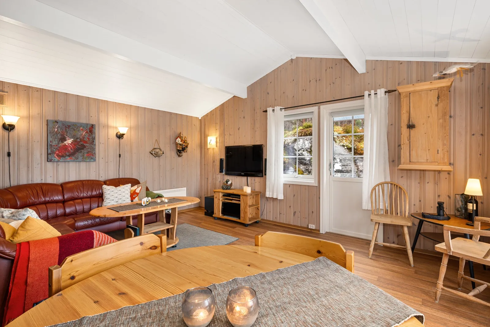 1980s Two-Bedroom Cabin with Terrace in Scenic Foldfjorden, Norway - View image 6 of 29