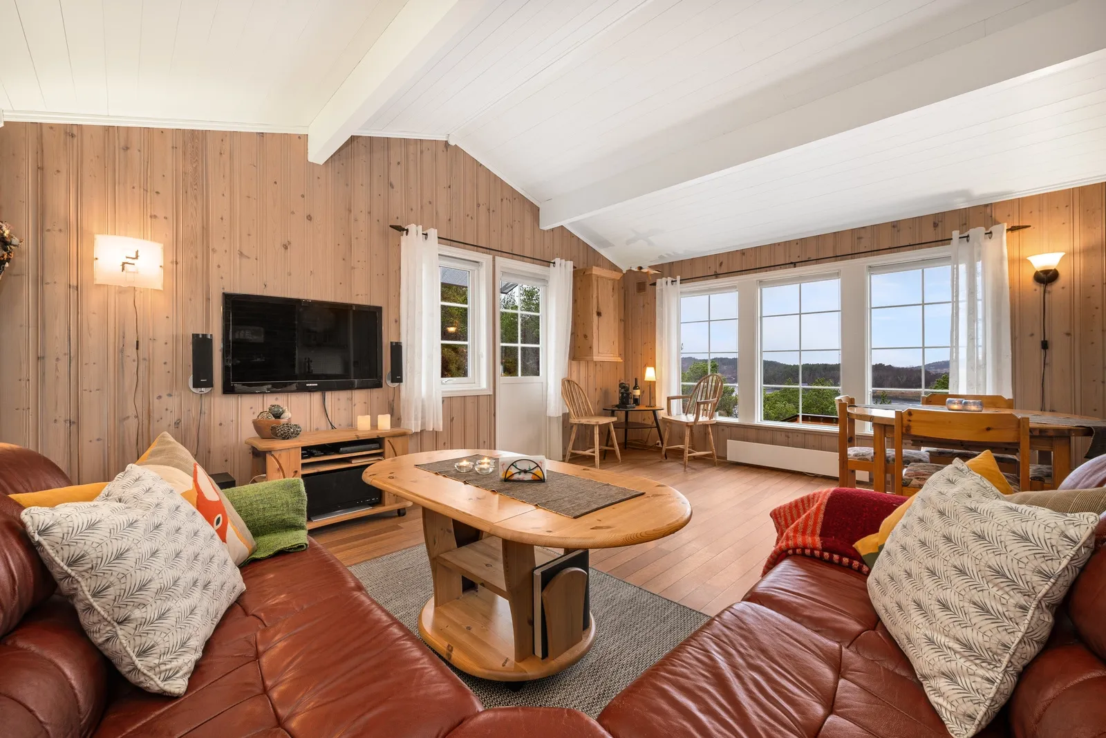 1980s Two-Bedroom Cabin with Terrace in Scenic Foldfjorden, Norway - View image 8 of 29