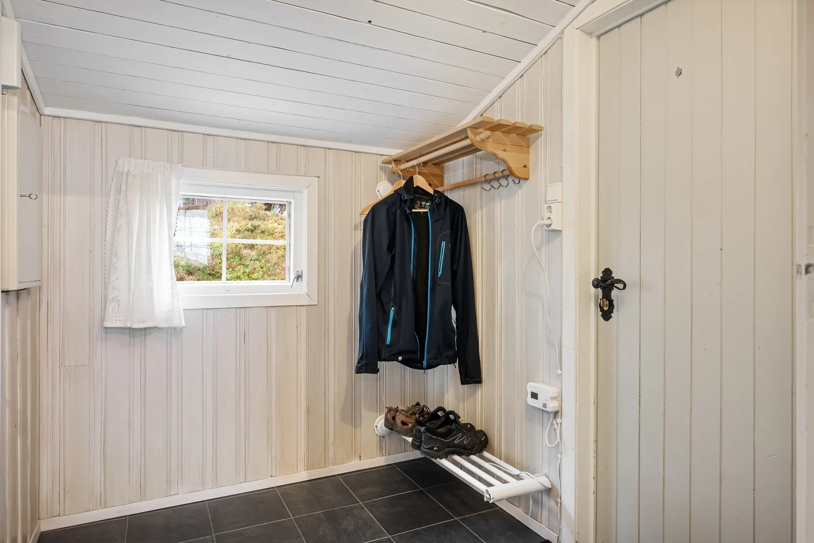 1980s Two-Bedroom Cabin with Terrace in Scenic Foldfjorden, Norway - View image 22 of 29