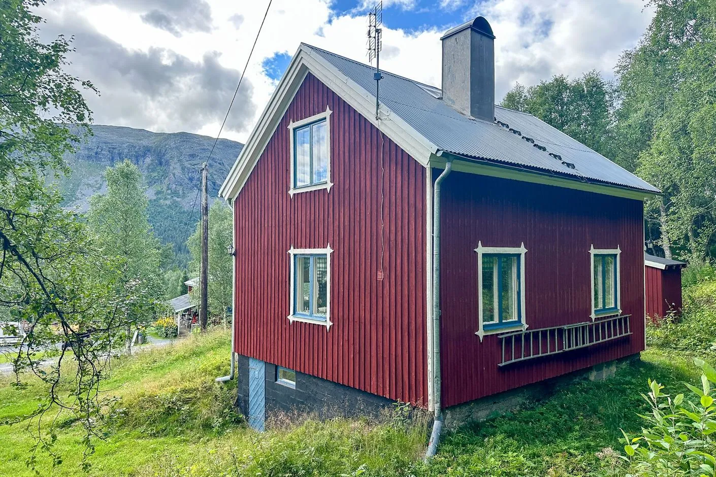 1940s Swedish House with Expansive Land in Vilhelmina - Image 3