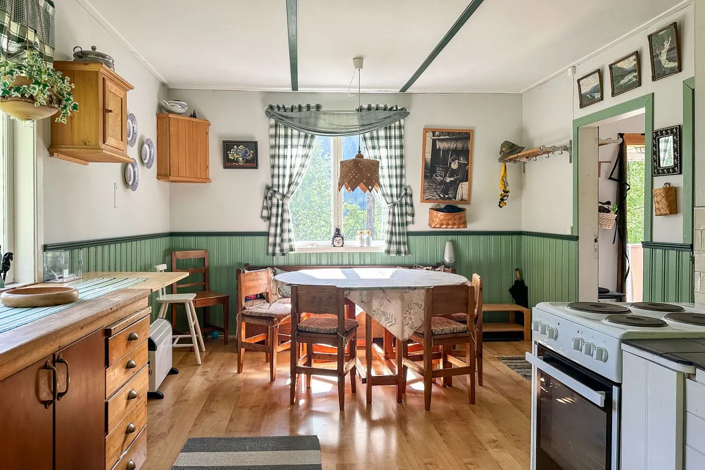 1940s Swedish House with Expansive Land in Vilhelmina - View image 9 of 37