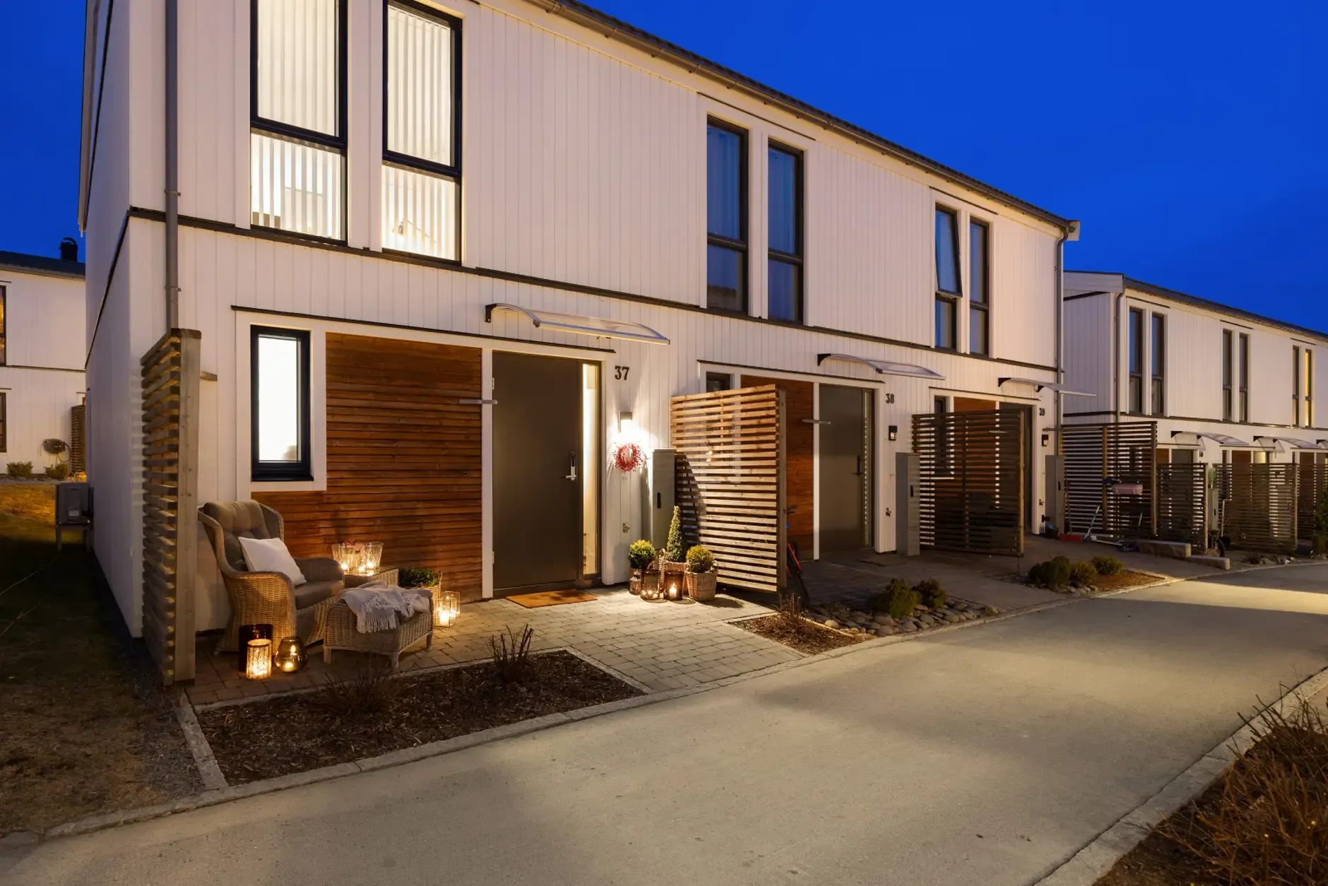 Contemporary 3-Bedroom Townhouse with Expansive Grounds in Heimdal - Image 2