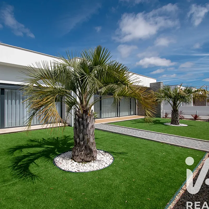 Modern Single-Storey Home with Garden in Coastal Marinha Grande