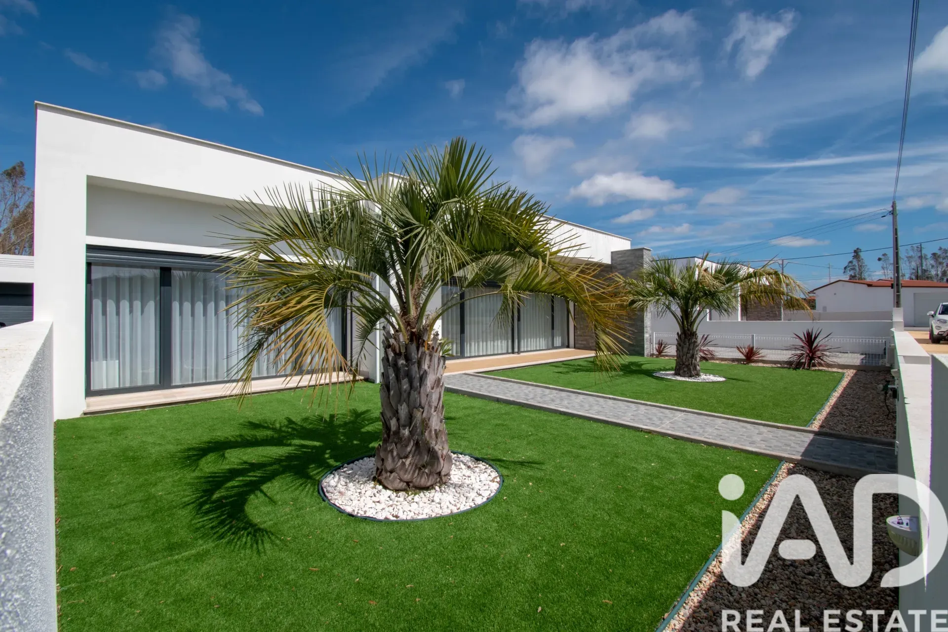 Moderne enetasjes hus med hage i kystbyen Marinha Grande - Image 1