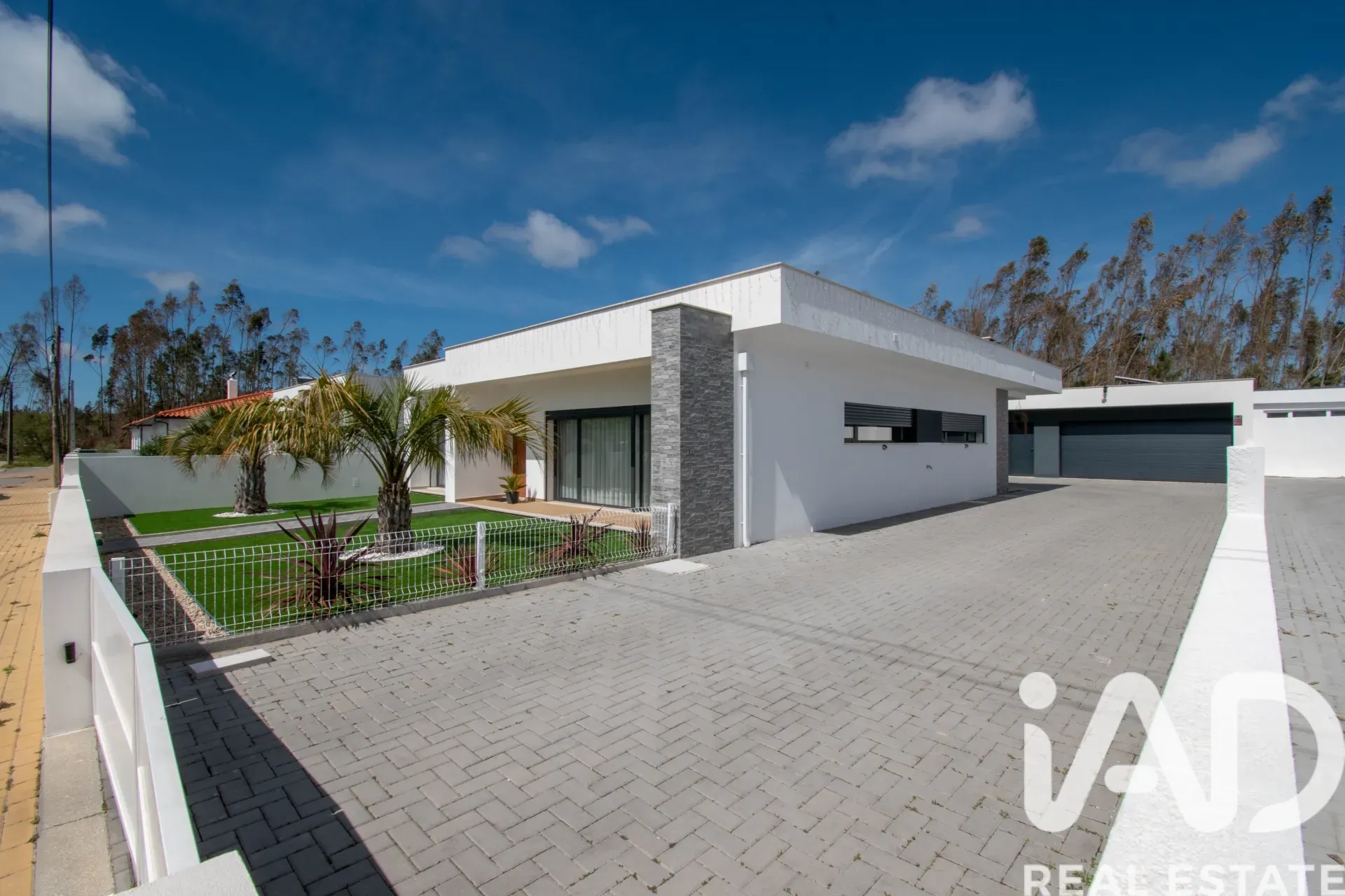 Moderne enetasjes hus med hage i kystbyen Marinha Grande - Image 2