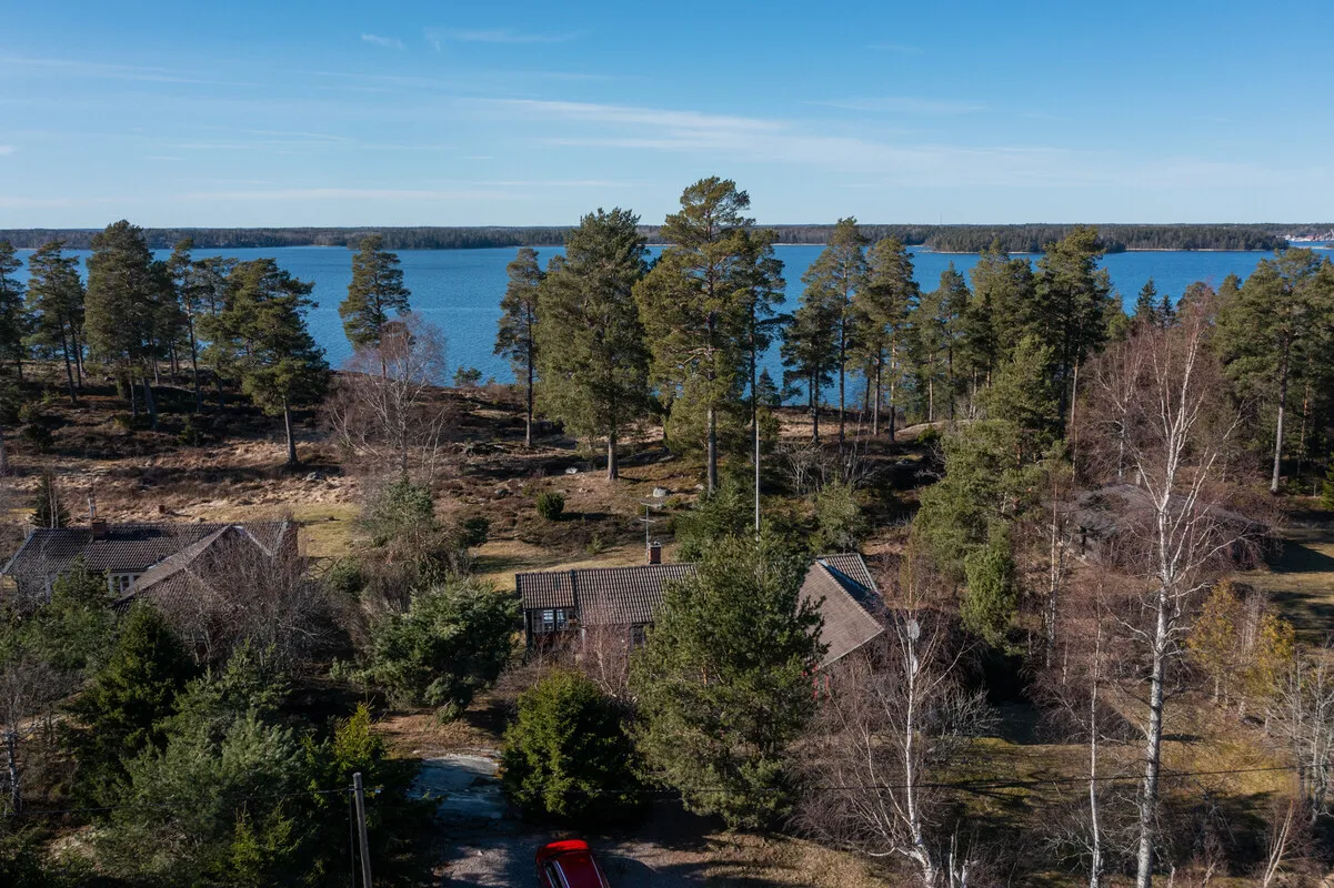 4-Bedroom 1970s House with Expansive Garden in Scenic Yxlan, Sweden - Image 2