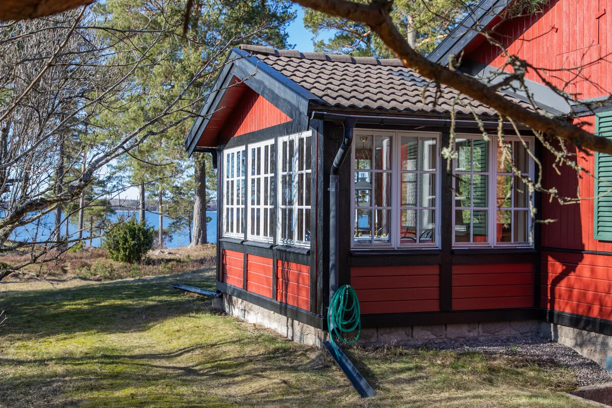 4-Bedroom 1970s House with Expansive Garden in Scenic Yxlan, Sweden - Image 4