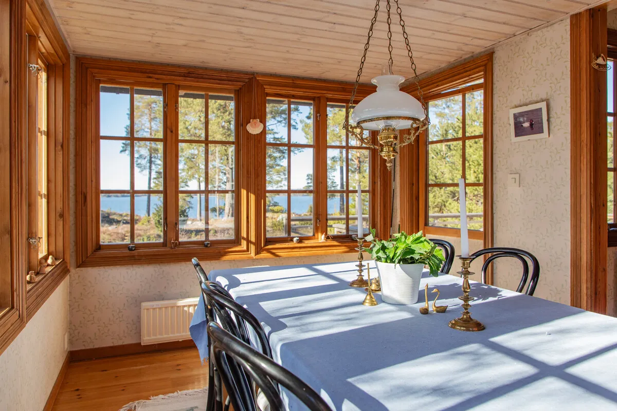 4-Bedroom 1970s House with Expansive Garden in Scenic Yxlan, Sweden - View image 7 of 41