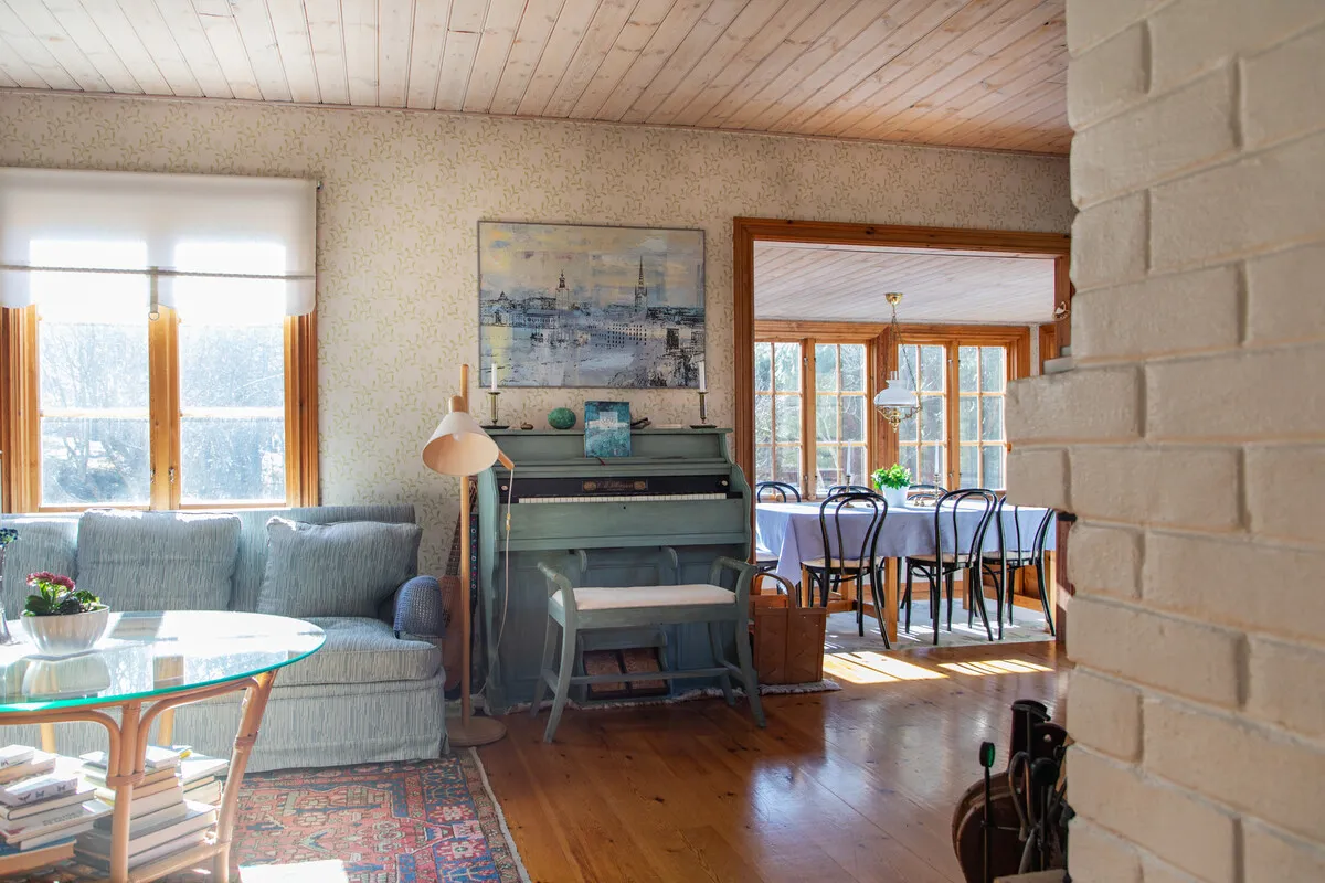 4-Bedroom 1970s House with Expansive Garden in Scenic Yxlan, Sweden - View image 8 of 41