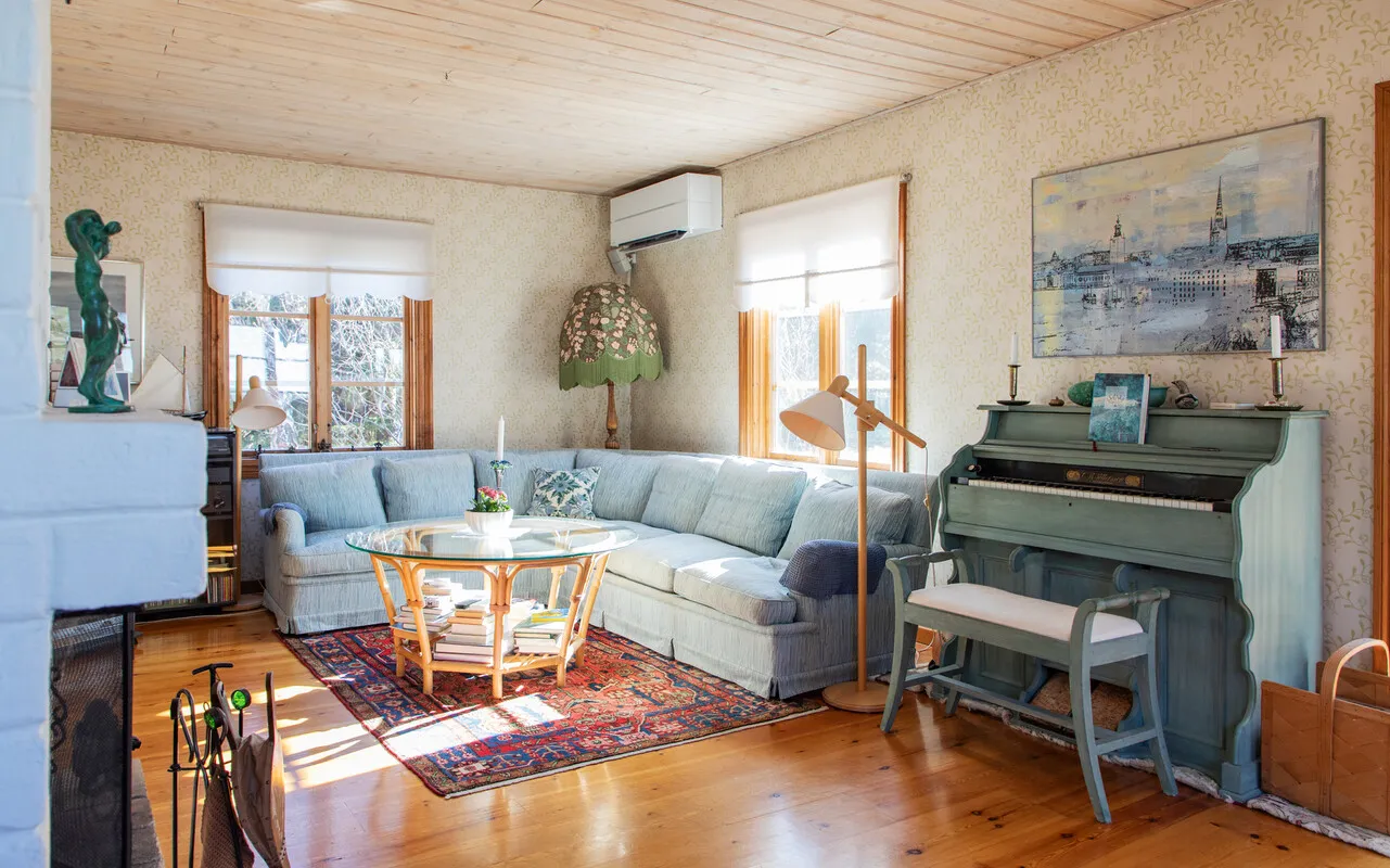 4-Bedroom 1970s House with Expansive Garden in Scenic Yxlan, Sweden - View image 9 of 41