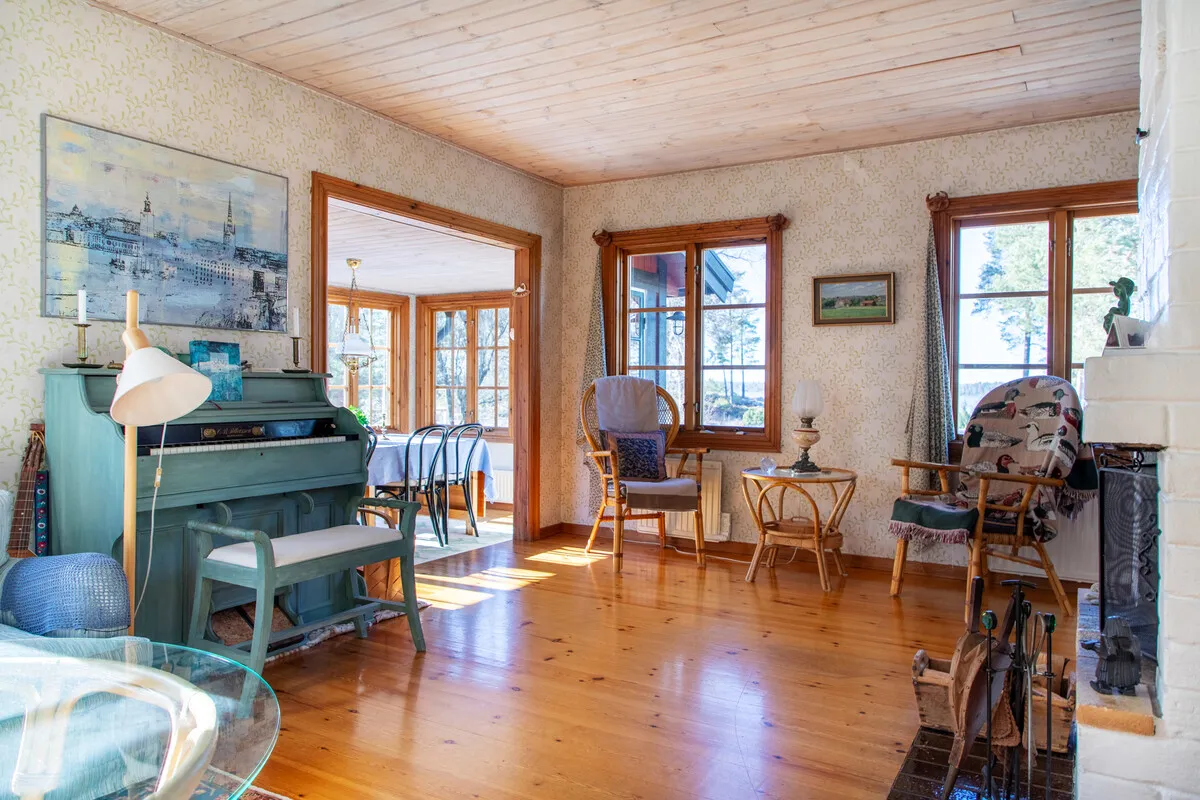 4-Bedroom 1970s House with Expansive Garden in Scenic Yxlan, Sweden - View image 10 of 41