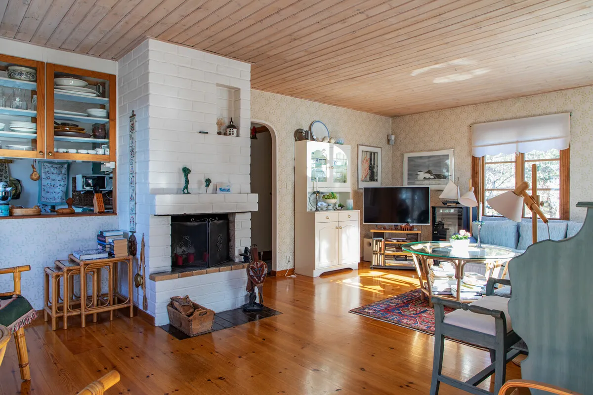 4-Bedroom 1970s House with Expansive Garden in Scenic Yxlan, Sweden - View image 11 of 41
