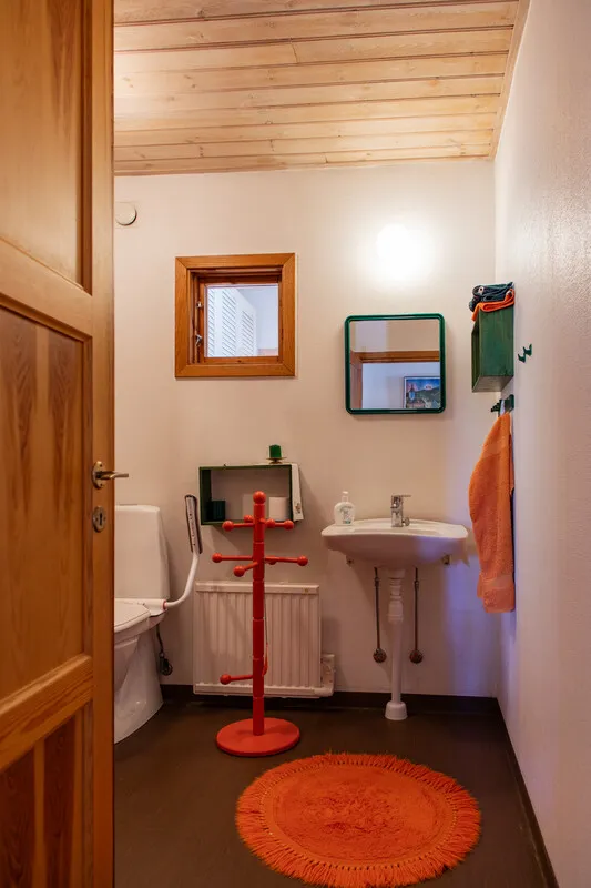 4-Bedroom 1970s House with Expansive Garden in Scenic Yxlan, Sweden - View image 26 of 41