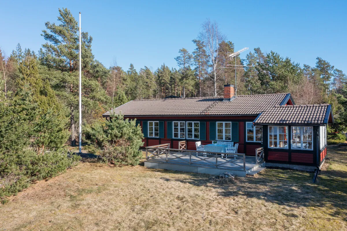 4-Bedroom 1970s House with Expansive Garden in Scenic Yxlan, Sweden - View image 29 of 41