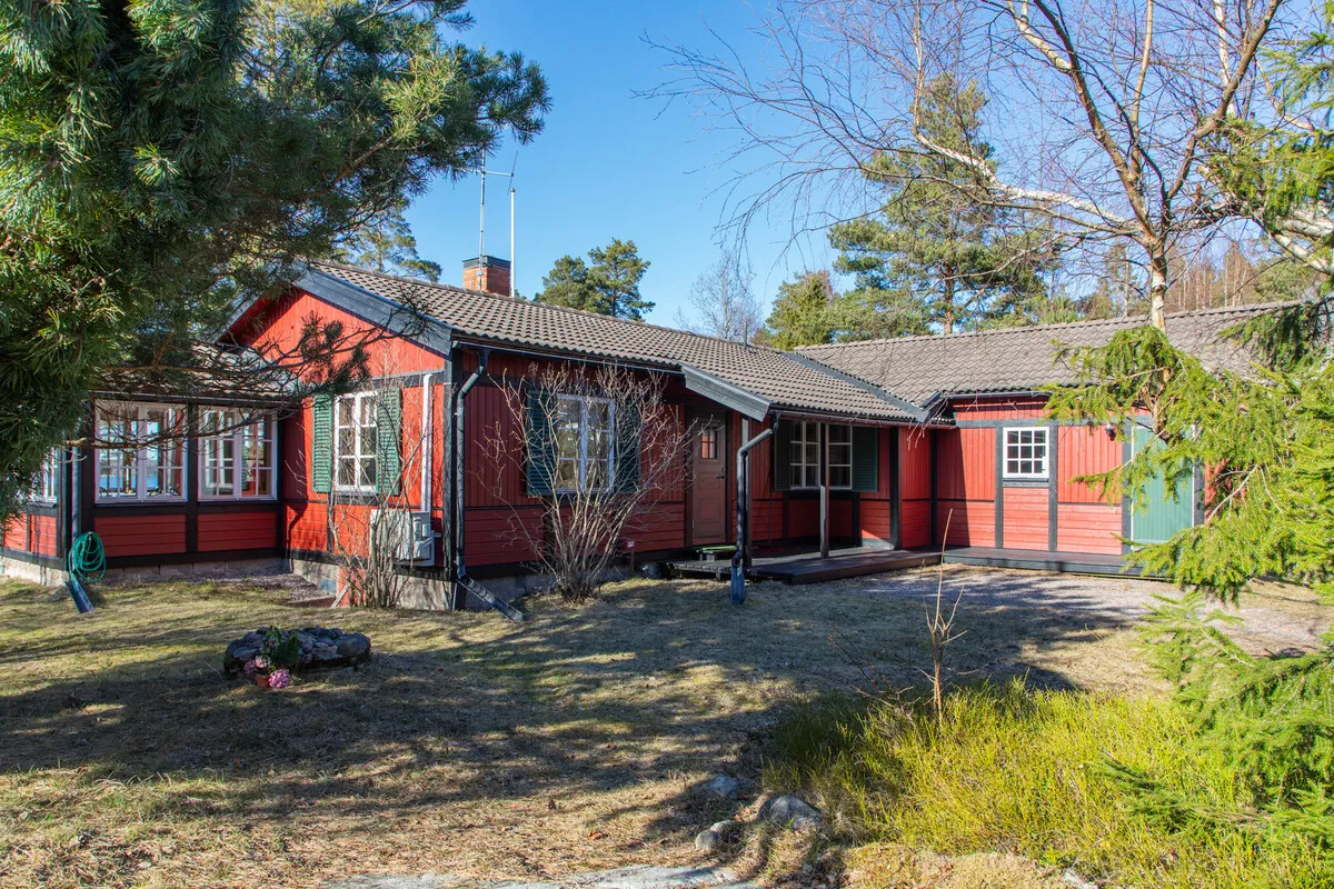 4-Bedroom 1970s House with Expansive Garden in Scenic Yxlan, Sweden - View image 30 of 41