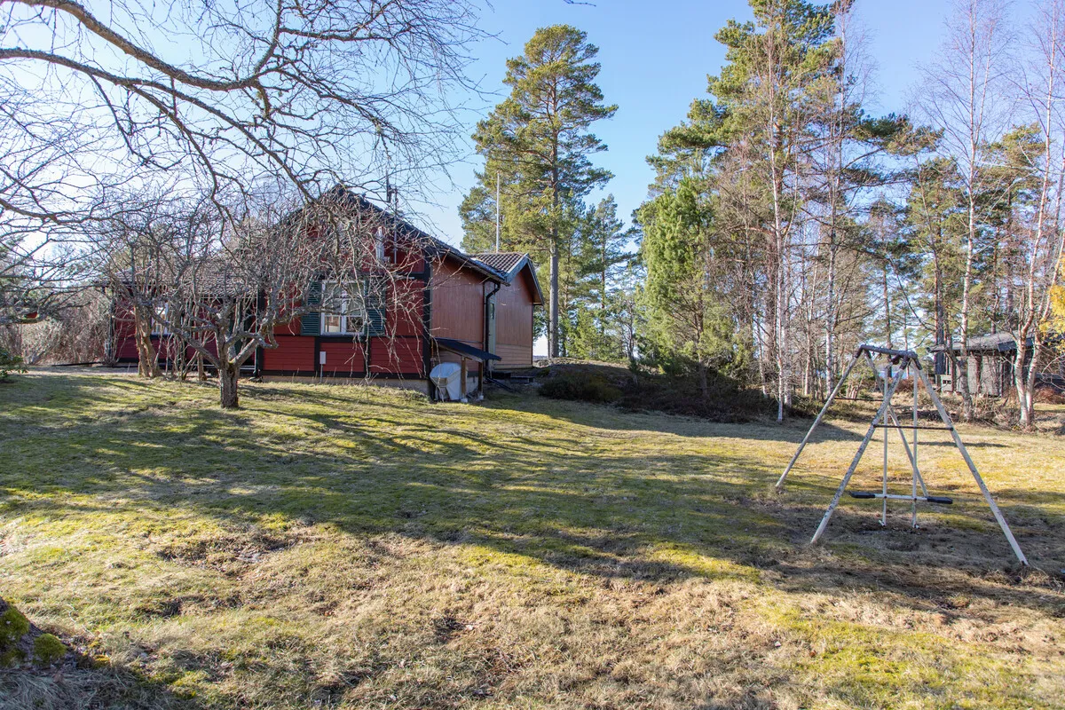 4-Bedroom 1970s House with Expansive Garden in Scenic Yxlan, Sweden - View image 31 of 41