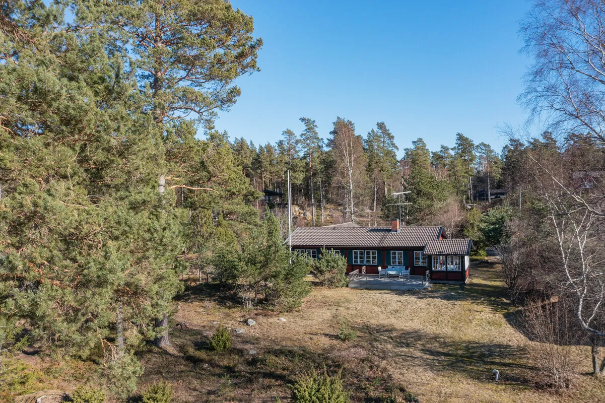 4-Bedroom 1970s House with Expansive Garden in Scenic Yxlan, Sweden - View image 35 of 41
