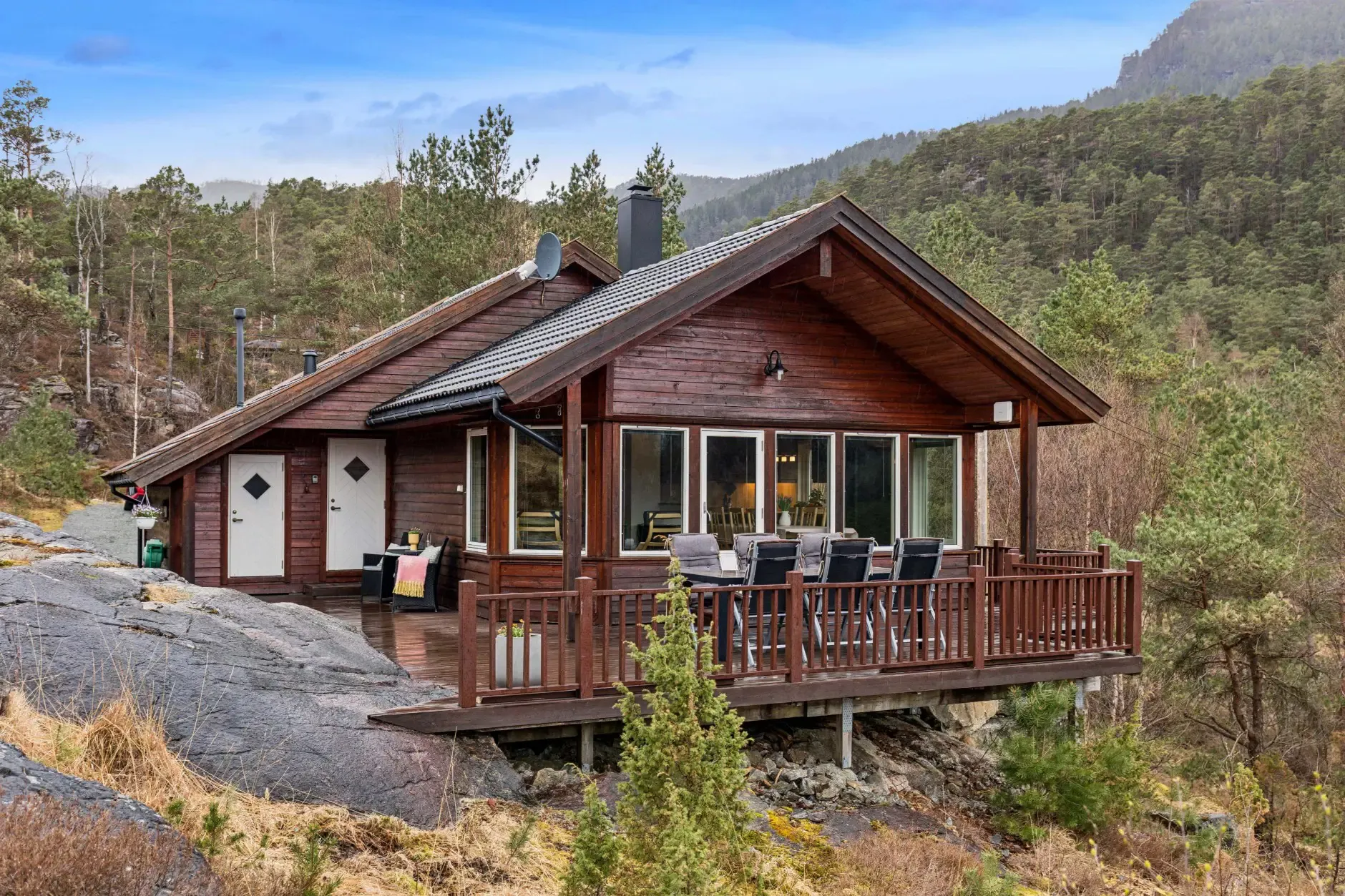 Charming 3-Bedroom Farmhouse with Garden and Terrace in Vikedal, Norway - Image 1