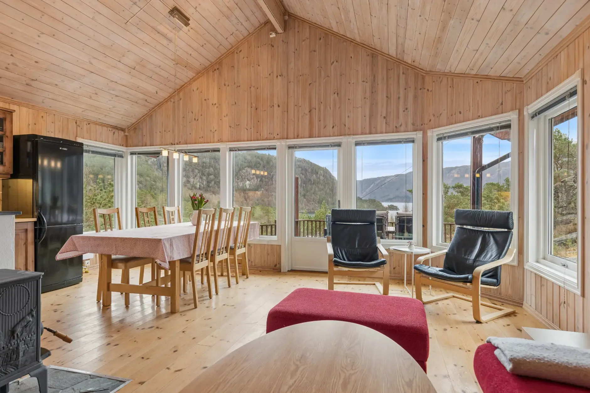 Charming 3-Bedroom Farmhouse with Garden and Terrace in Vikedal, Norway - Image 2