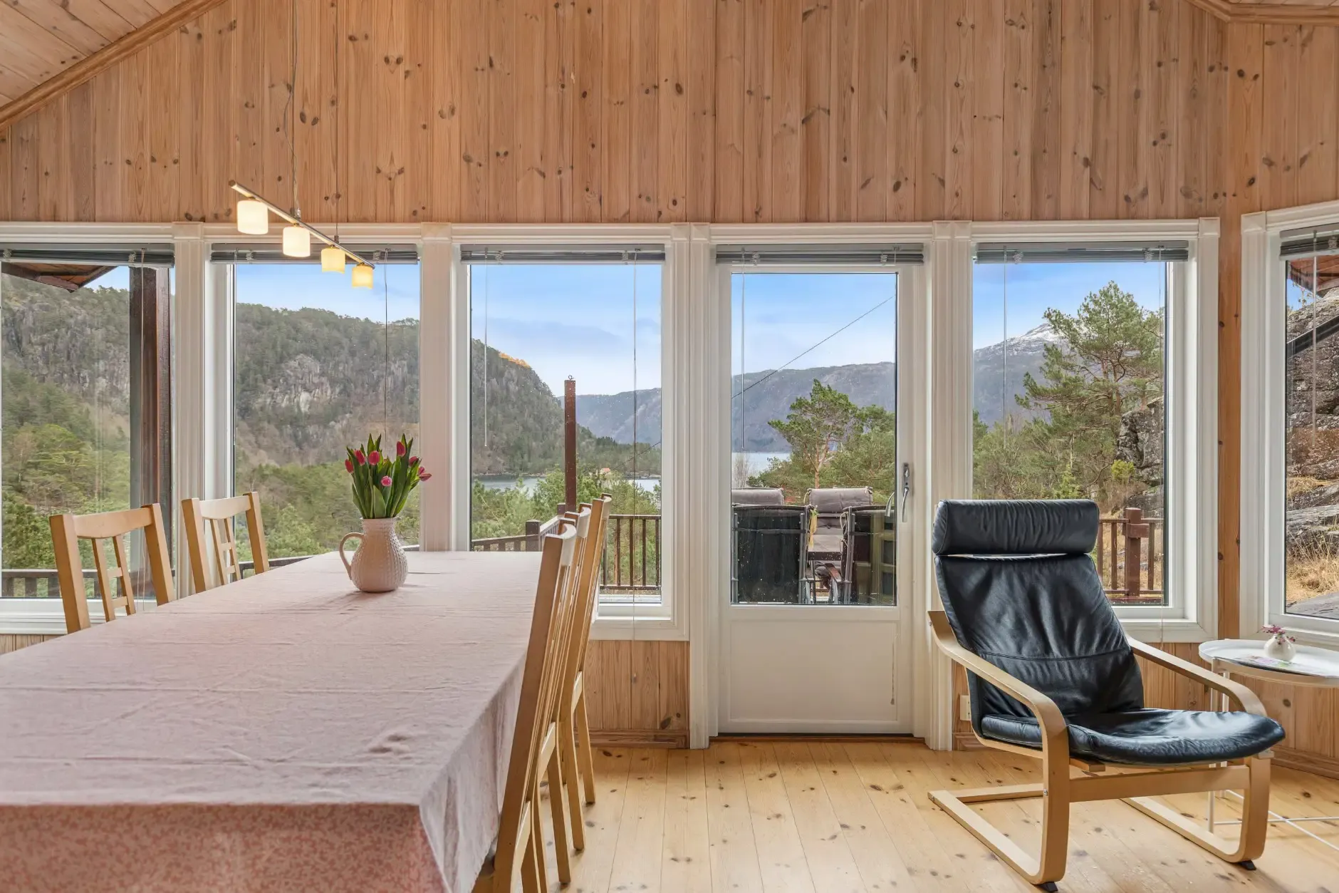 Charming 3-Bedroom Farmhouse with Garden and Terrace in Vikedal, Norway - Image 3