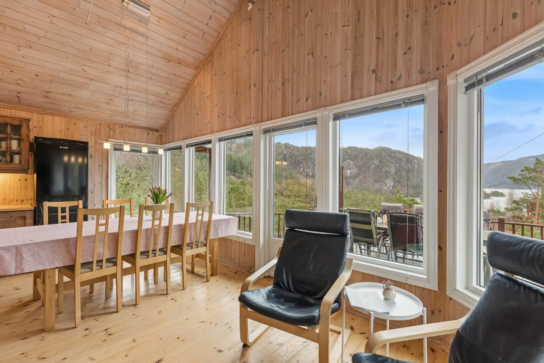 Charming 3-Bedroom Farmhouse with Garden and Terrace in Vikedal, Norway - View image 7 of 40