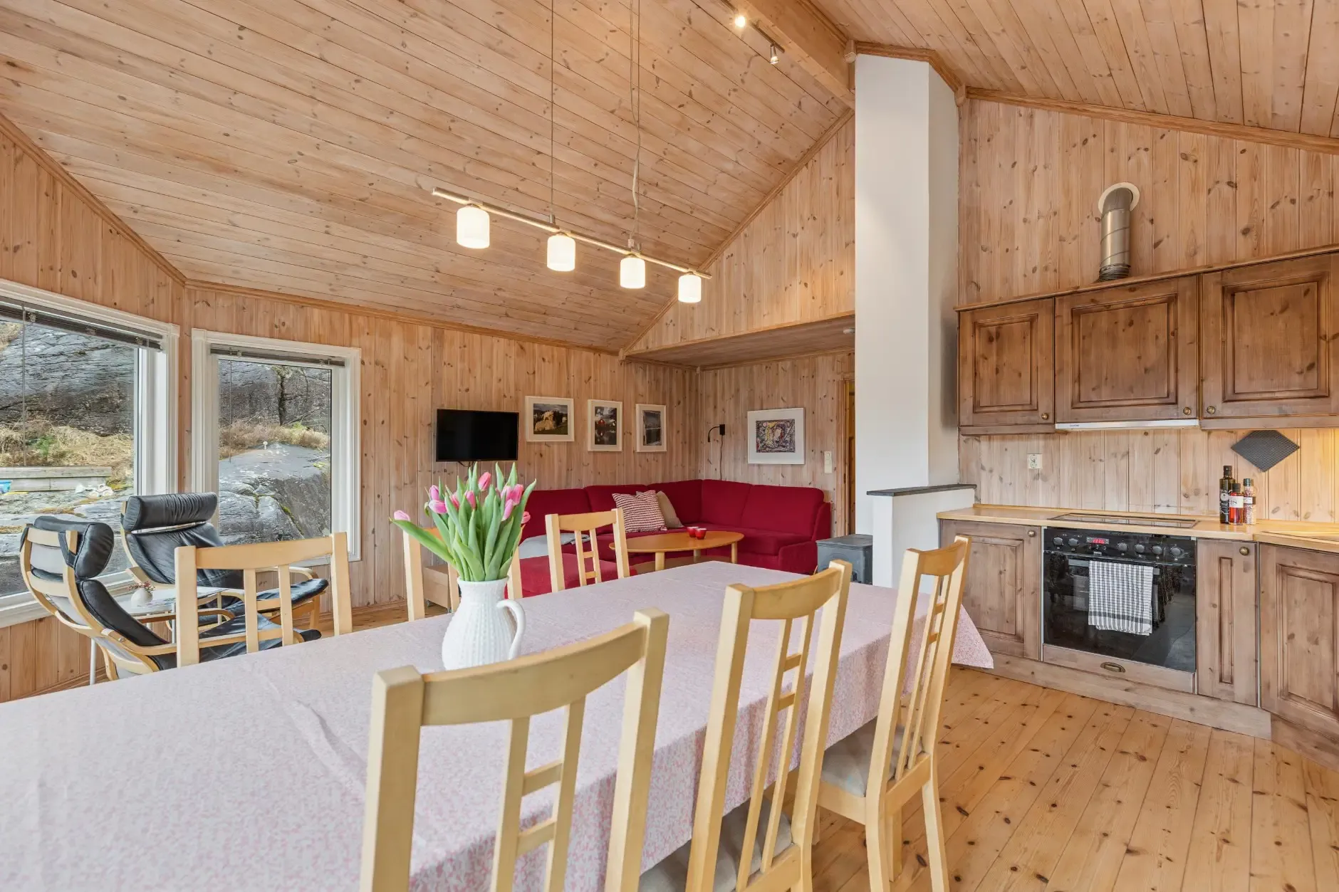Charming 3-Bedroom Farmhouse with Garden and Terrace in Vikedal, Norway - View image 8 of 40