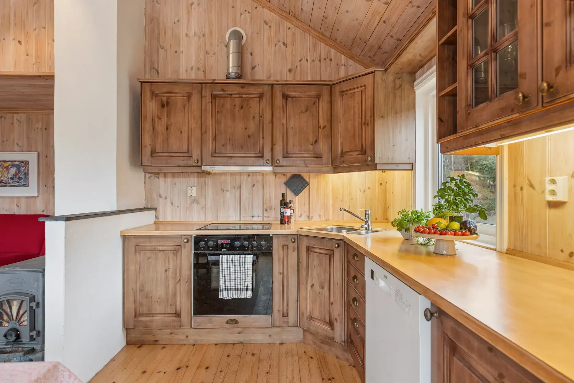 Charming 3-Bedroom Farmhouse with Garden and Terrace in Vikedal, Norway - View image 9 of 40