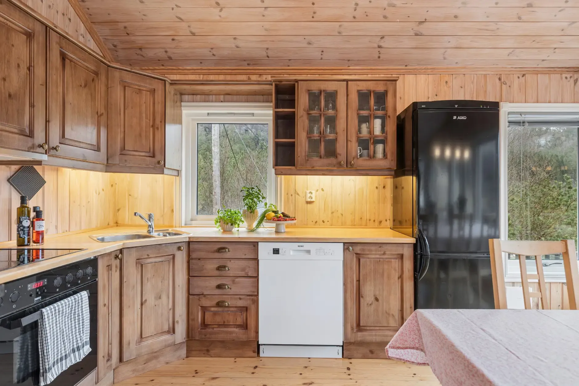 Charming 3-Bedroom Farmhouse with Garden and Terrace in Vikedal, Norway - View image 10 of 40