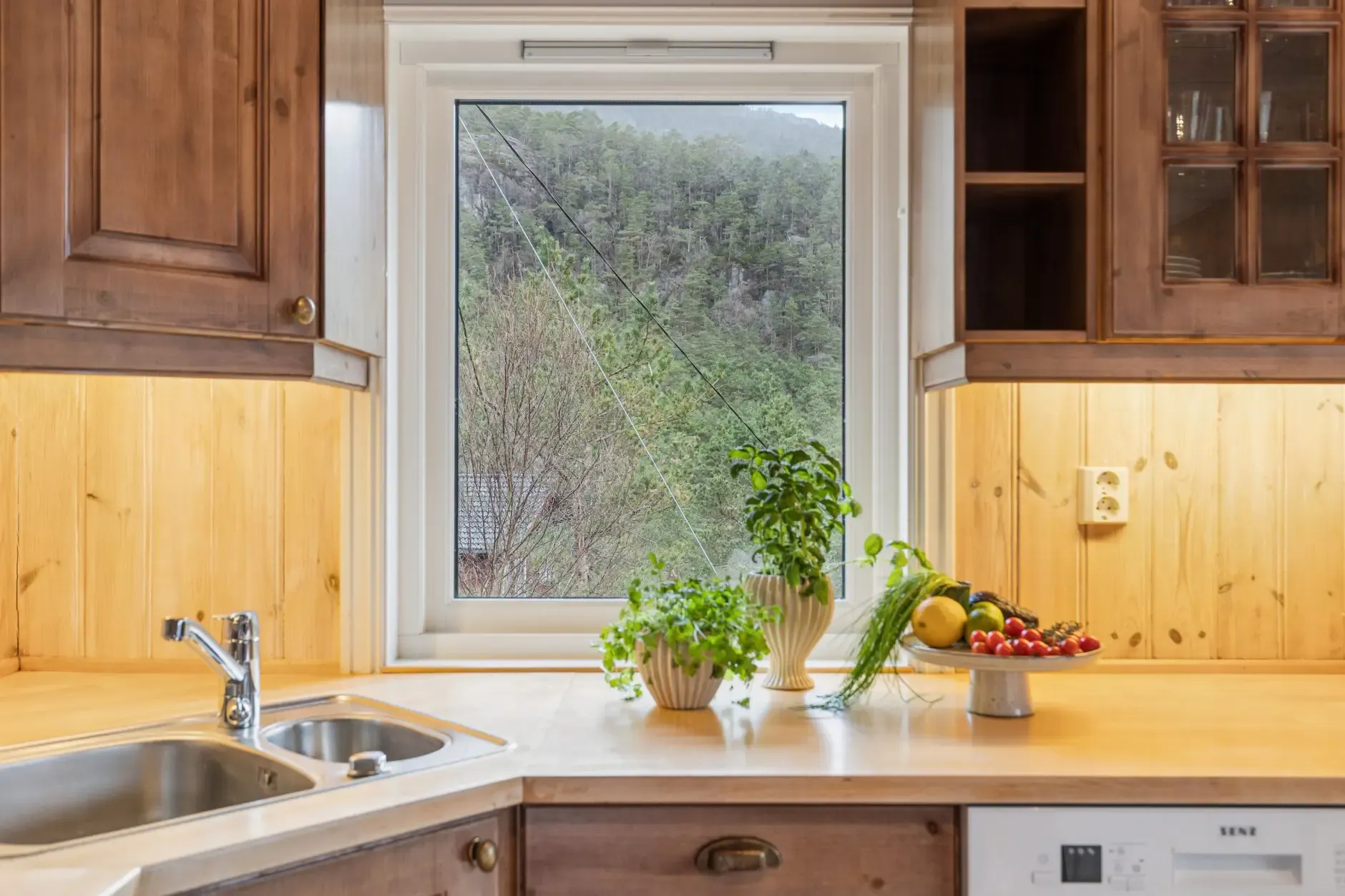 Charming 3-Bedroom Farmhouse with Garden and Terrace in Vikedal, Norway - View image 11 of 40