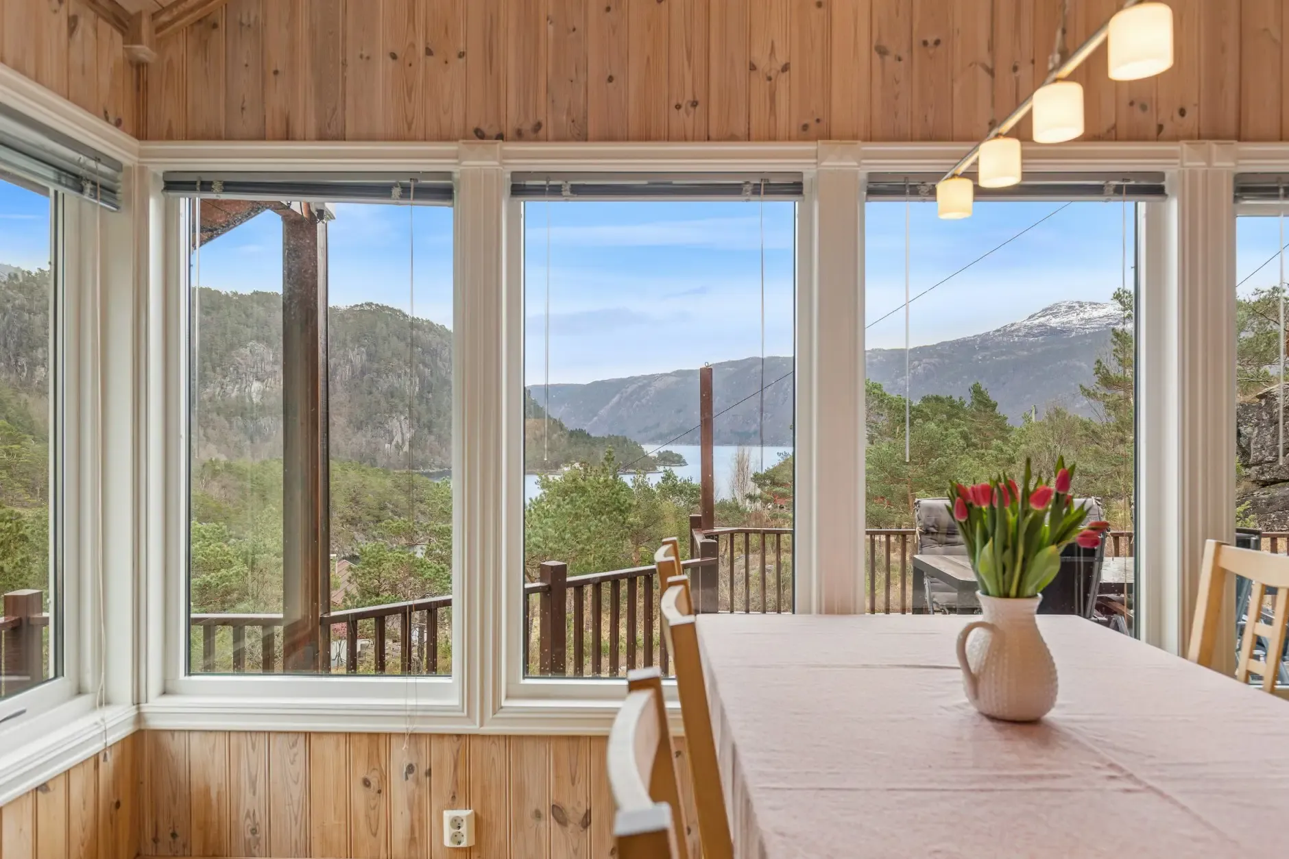 Charming 3-Bedroom Farmhouse with Garden and Terrace in Vikedal, Norway - View image 12 of 40