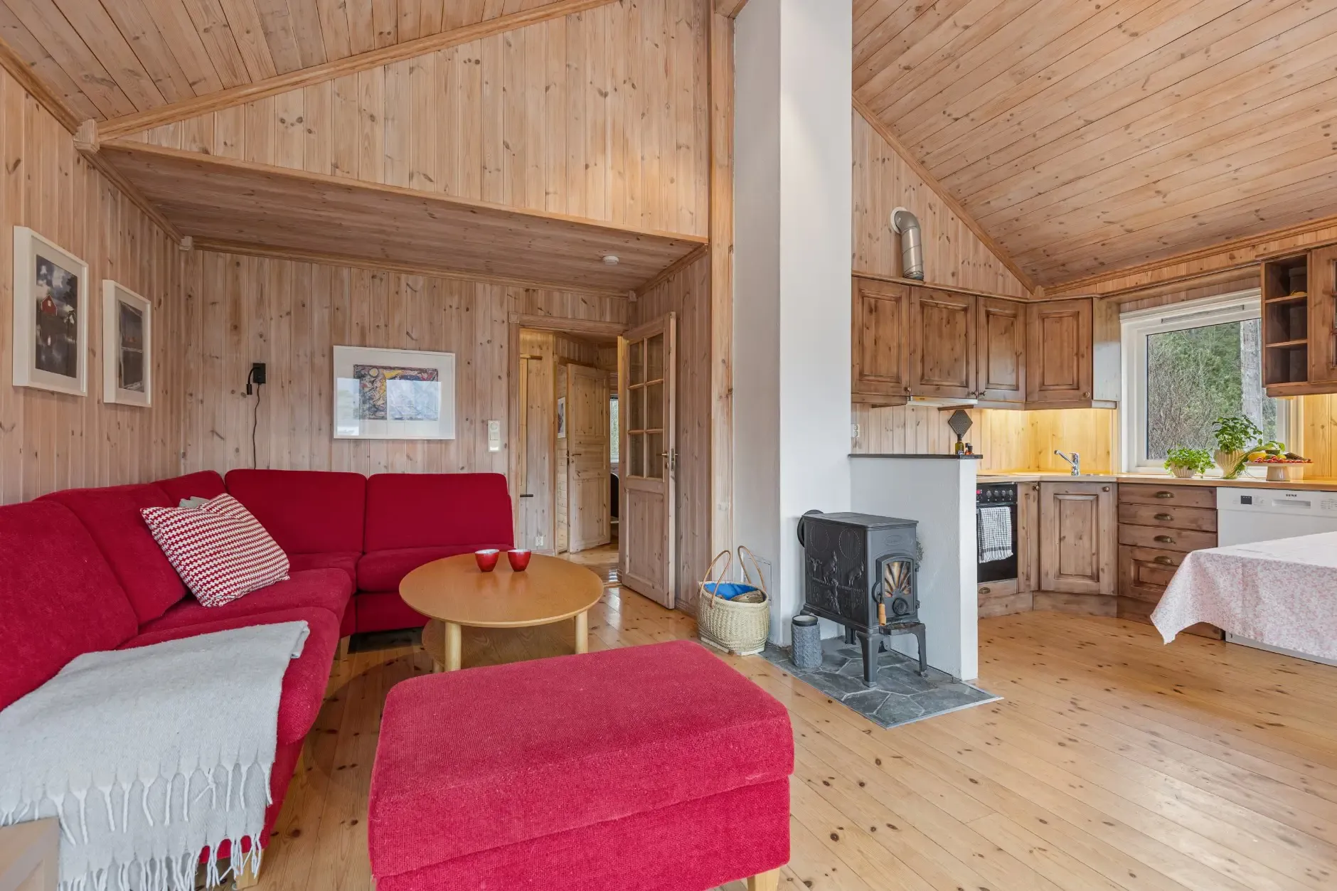 Charming 3-Bedroom Farmhouse with Garden and Terrace in Vikedal, Norway - View image 13 of 40