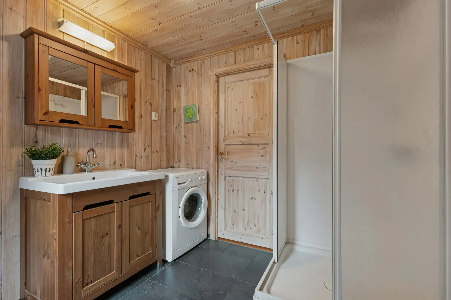 Charming 3-Bedroom Farmhouse with Garden and Terrace in Vikedal, Norway - View image 16 of 40