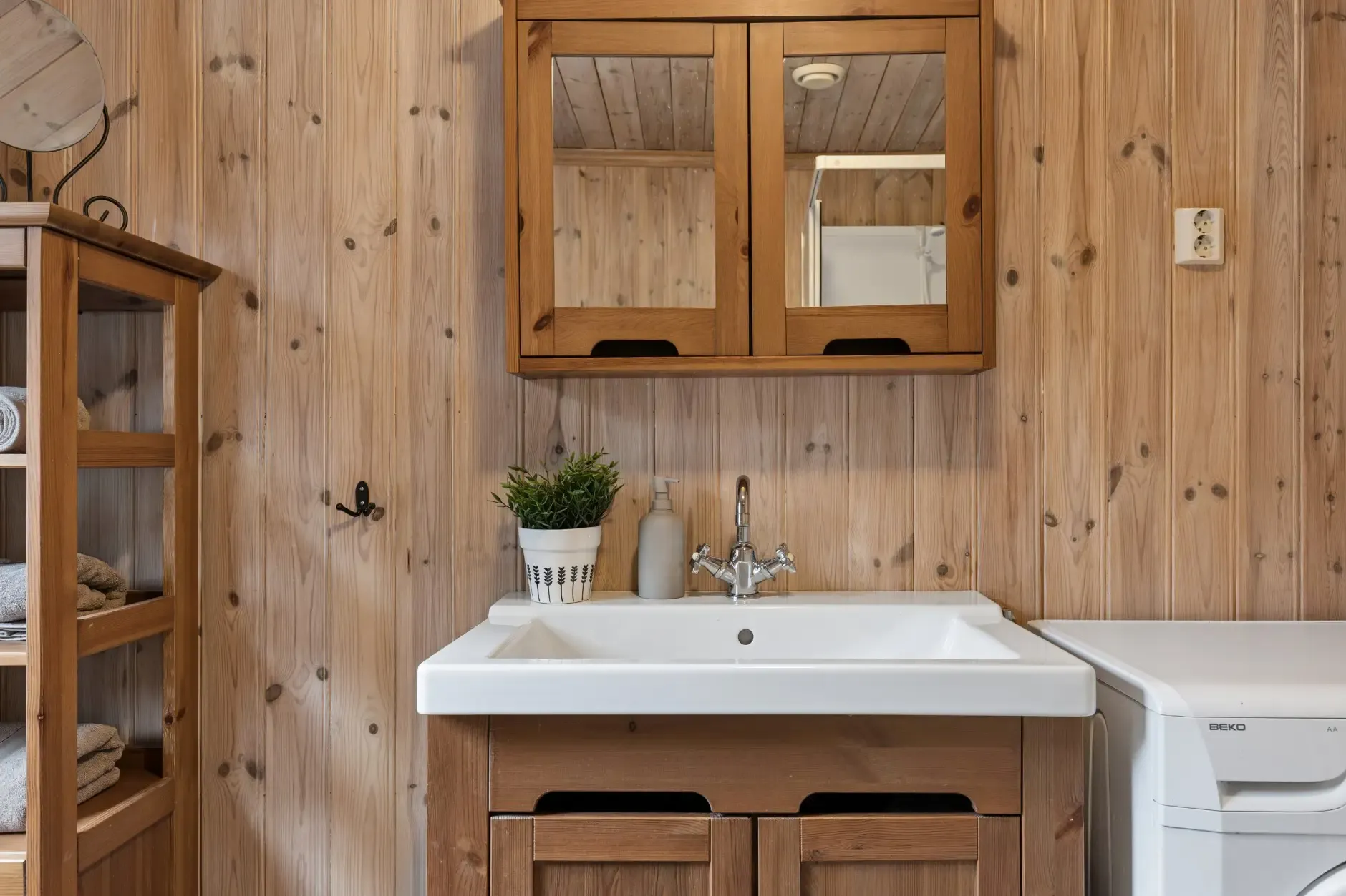 Charming 3-Bedroom Farmhouse with Garden and Terrace in Vikedal, Norway - View image 17 of 40