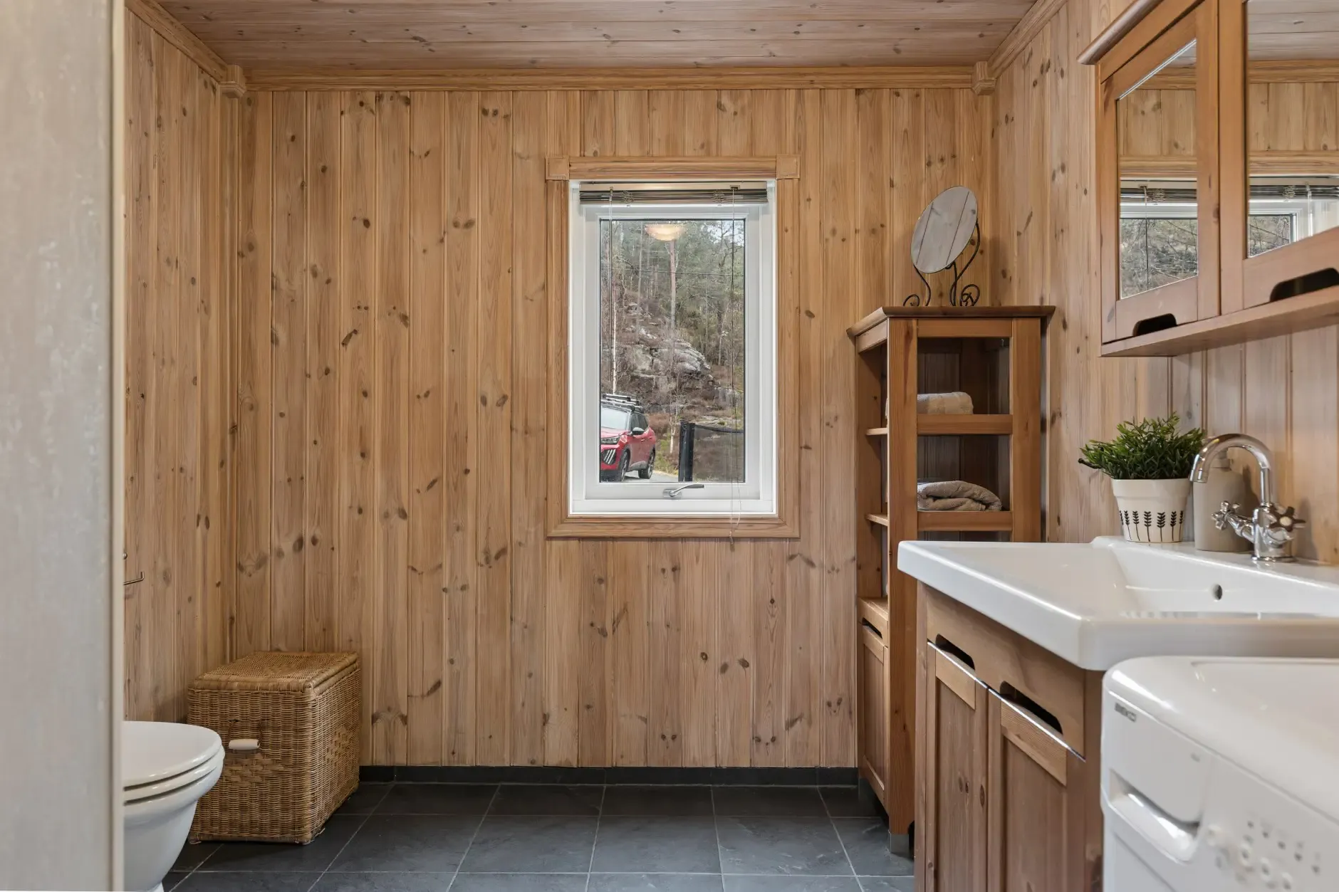 Charming 3-Bedroom Farmhouse with Garden and Terrace in Vikedal, Norway - View image 18 of 40