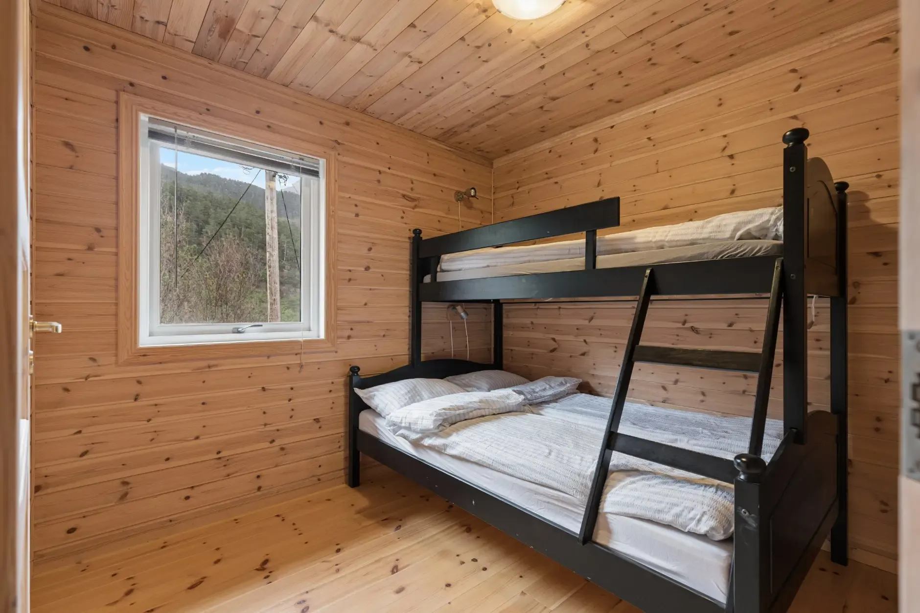 Charming 3-Bedroom Farmhouse with Garden and Terrace in Vikedal, Norway - View image 20 of 40