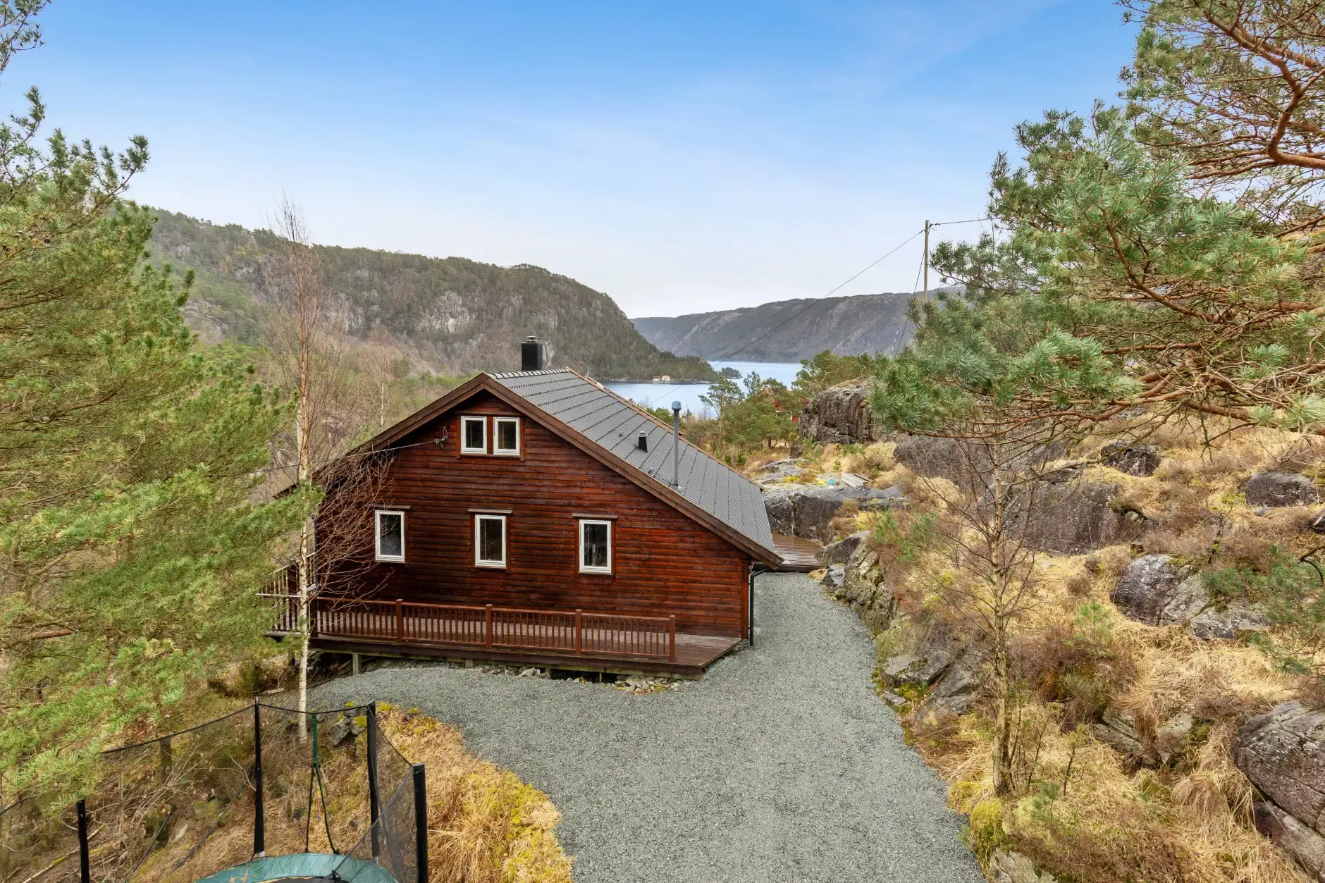 Charming 3-Bedroom Farmhouse with Garden and Terrace in Vikedal, Norway - View image 35 of 40