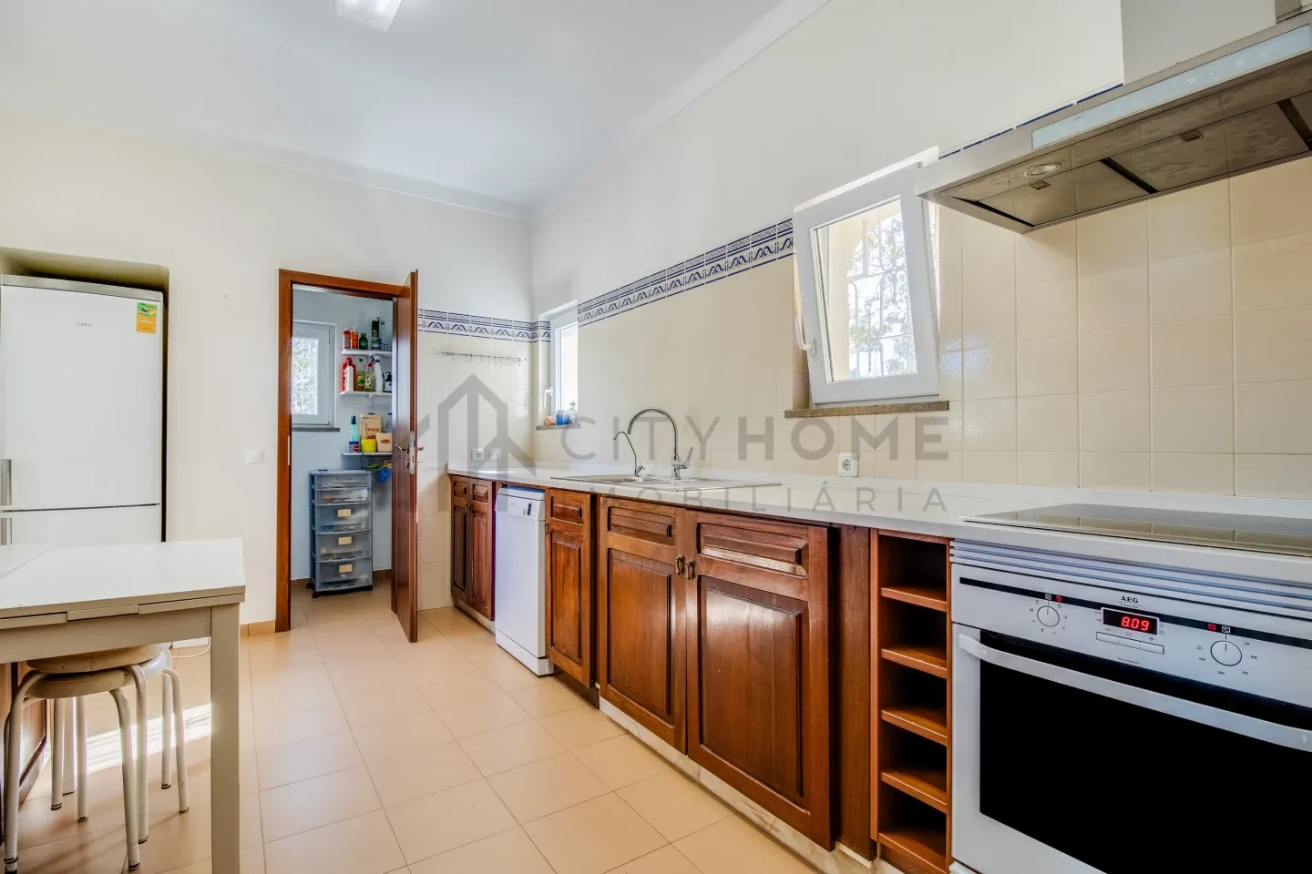 Contemporary 4-Bedroom House with Expansive Grounds in Salicos, Portugal - View image 17 of 41