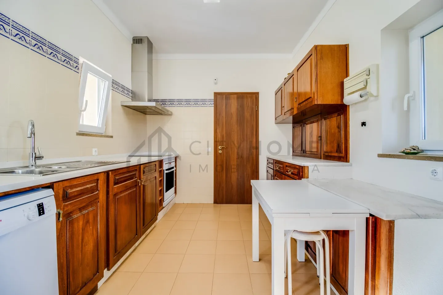 Contemporary 4-Bedroom House with Expansive Grounds in Salicos, Portugal - View image 18 of 41