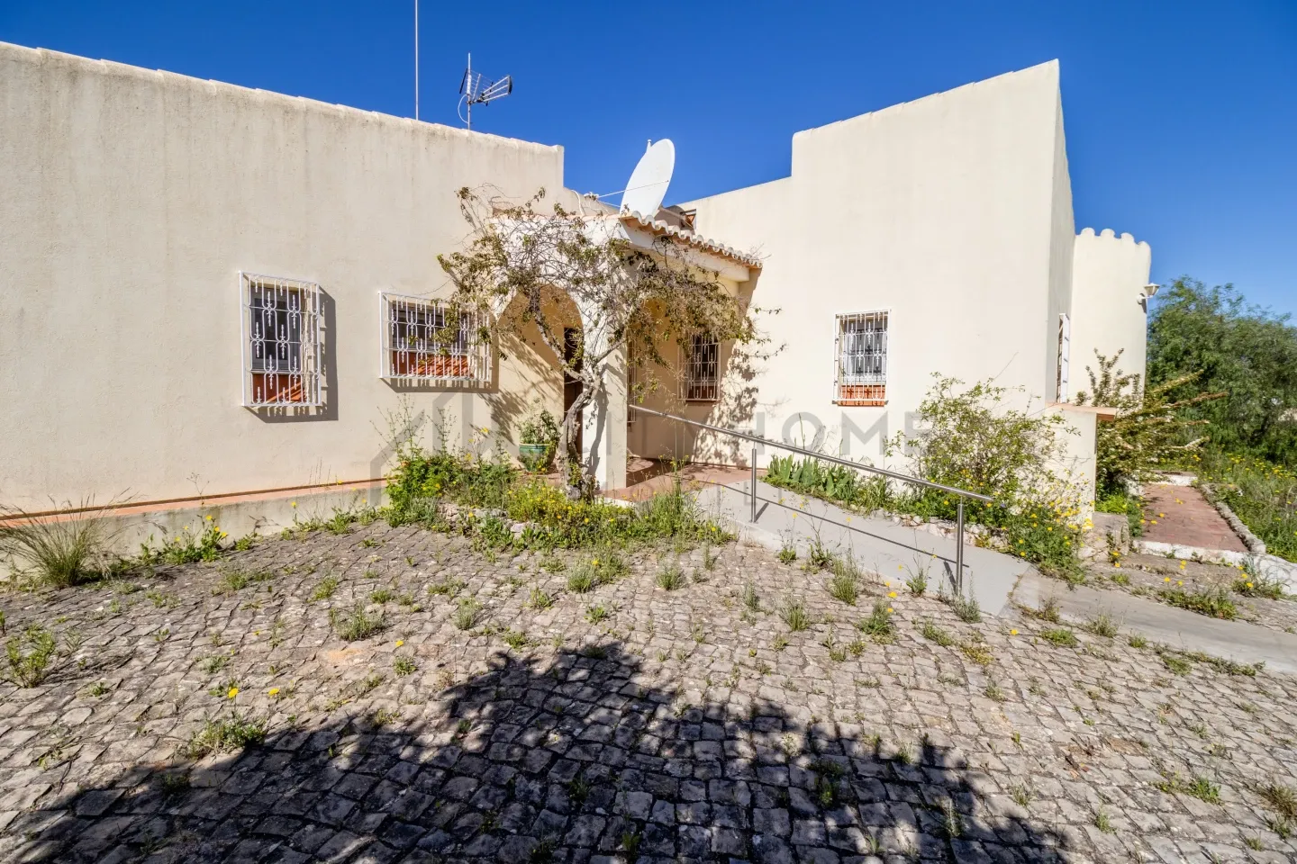 Contemporary 4-Bedroom House with Expansive Grounds in Salicos, Portugal - View image 25 of 41