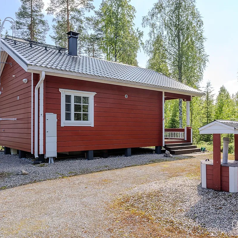 Modern Finnish Country House with Expansive Garden and Terrace