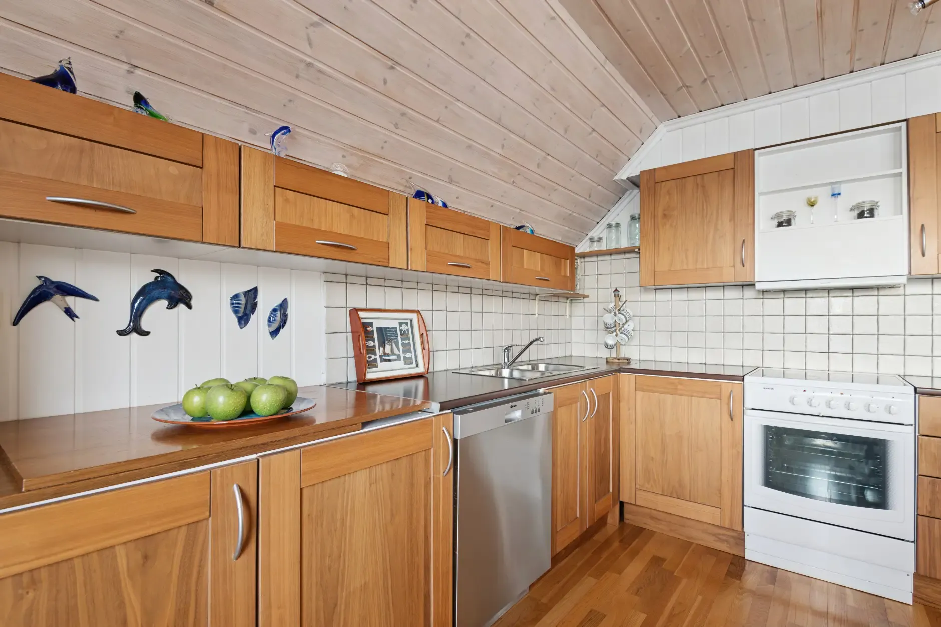 Modern Waterfront Cabin with Private Jetty in Bømlo, Norway - View image 9 of 33