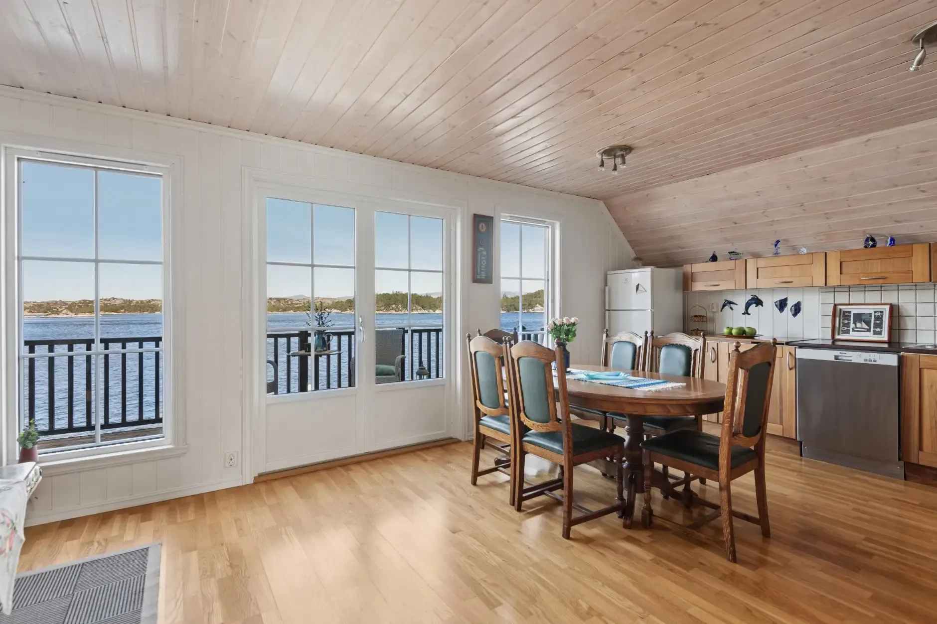 Modern Waterfront Cabin with Private Jetty in Bømlo, Norway - View image 10 of 33