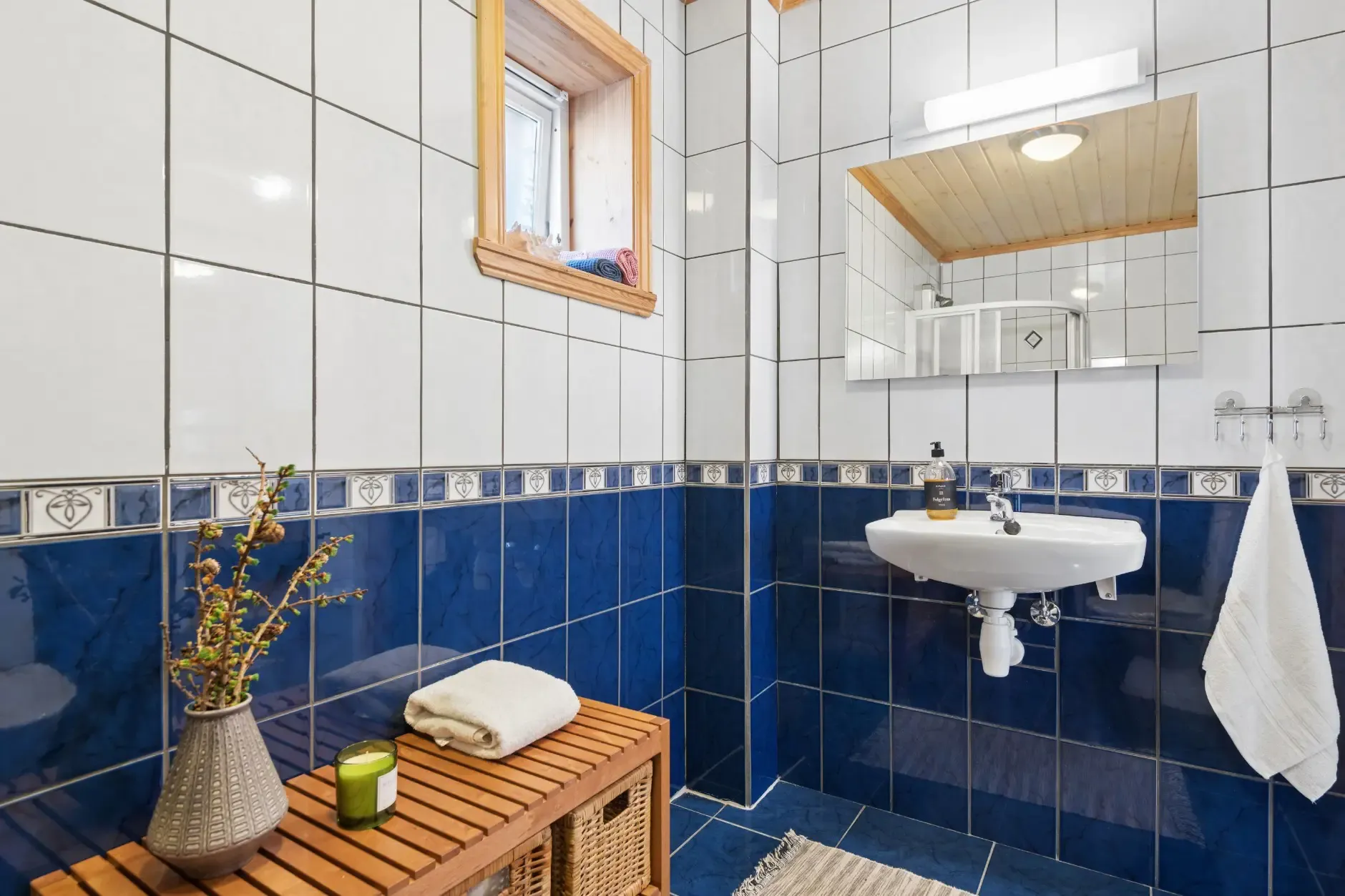 Modern Waterfront Cabin with Private Jetty in Bømlo, Norway - View image 12 of 33