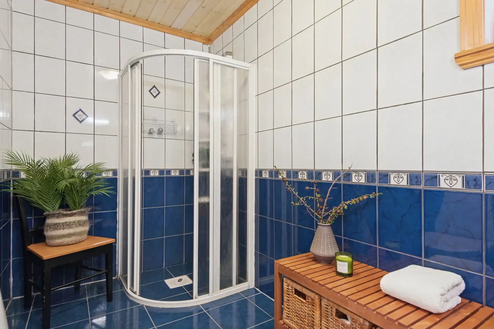 Modern Waterfront Cabin with Private Jetty in Bømlo, Norway - View image 13 of 33