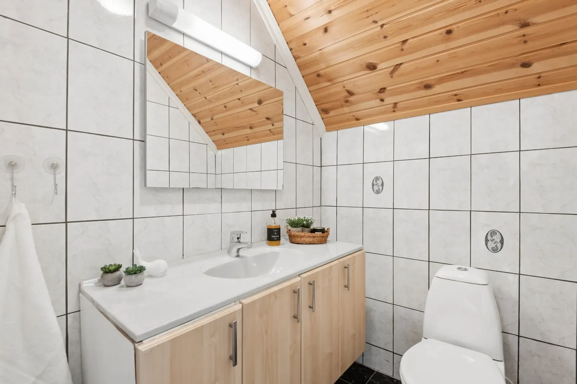 Modern Waterfront Cabin with Private Jetty in Bømlo, Norway - View image 14 of 33