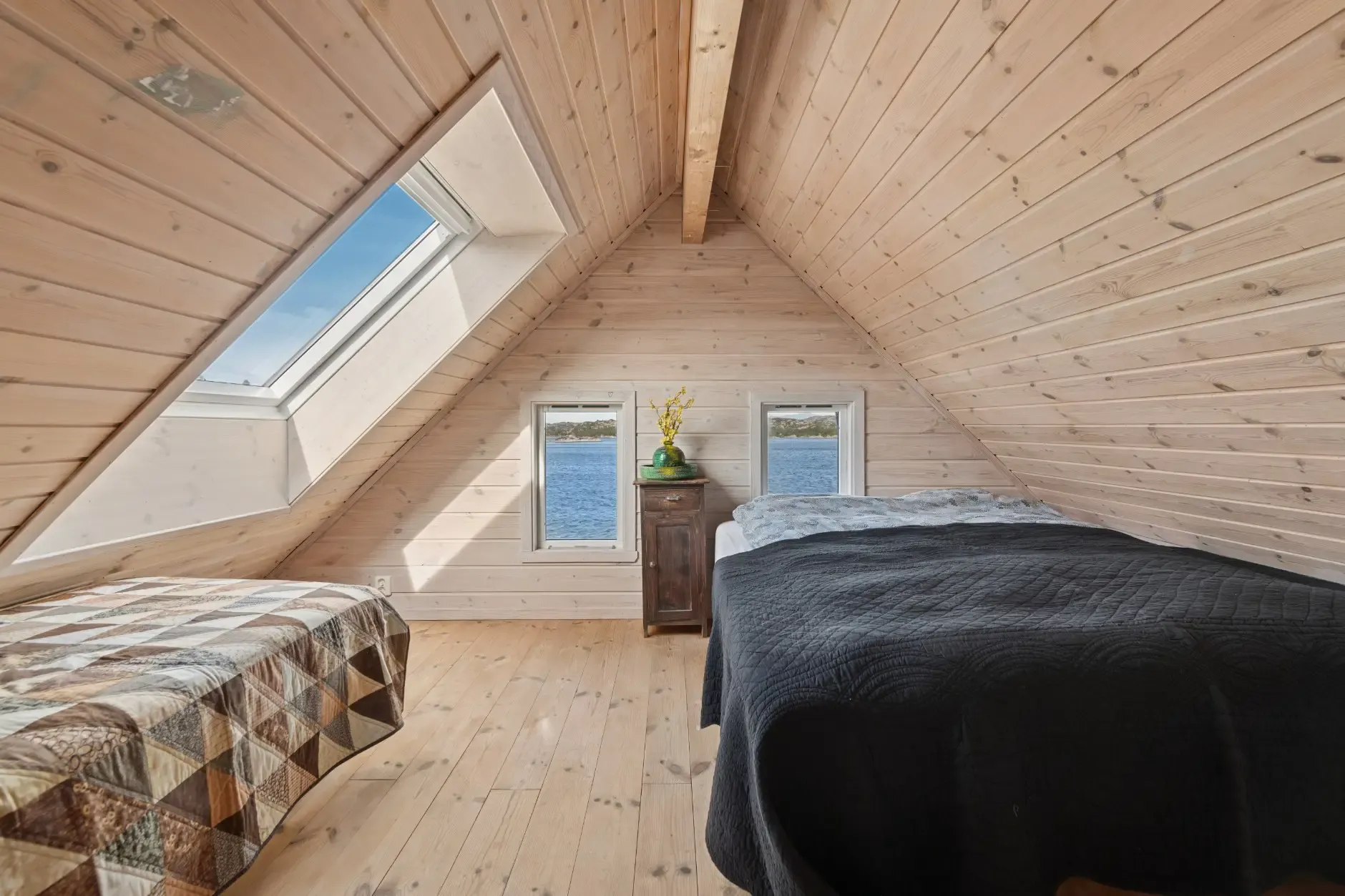 Modern Waterfront Cabin with Private Jetty in Bømlo, Norway - View image 18 of 33